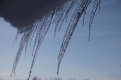 Eiszapfen und Dachlawinen